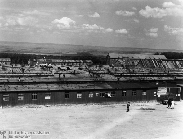 Blick auf einen Teil der Gebäude des KZ Buchenwald nach der Befreiung durch amerikanische Truppen (Mai 1945)